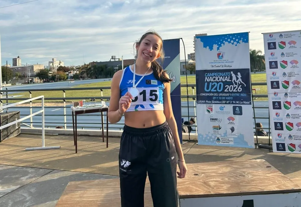 Alegría de la representante de la Escuela Municipal de Bariloche que logró la medalla de plata. Fotos gentileza.
