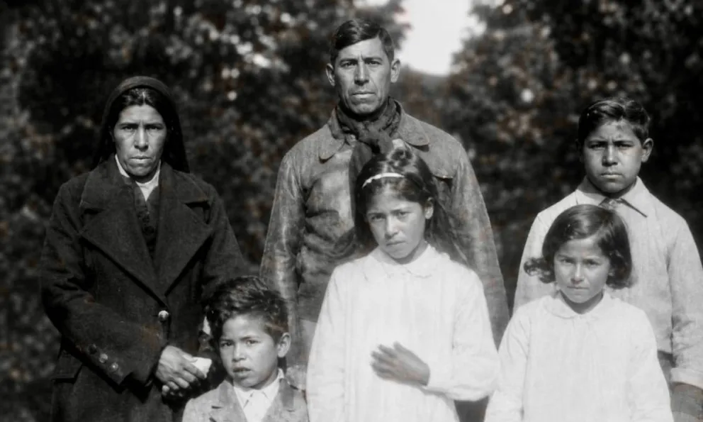 Cuando el Consulado comenzó a incluir fotos, a veces se introdujeron en el registro imágenes de familias enteras. En este caso, la de Carlos Borquez Oyarzun (1939). Gentileza: Claudio Vargas Ojeda.