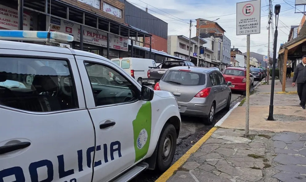 Las tareas se desarrollan desde la intersección de las calles Onelli y Tiscornia. Imagen de Prensa de la Policía de Río Negro.