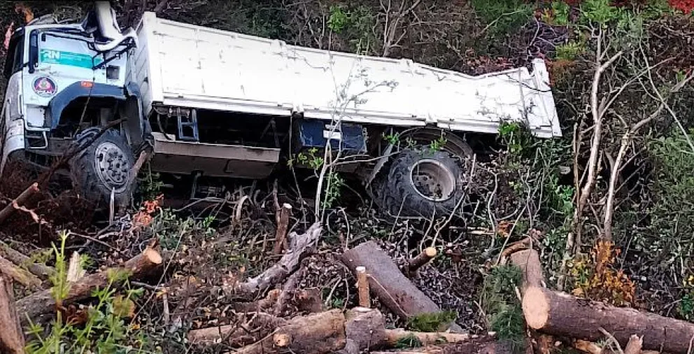 Afortunadamente los ocupantes lograron salir por sus propios medios. Foto; Noticias del Bolsón
