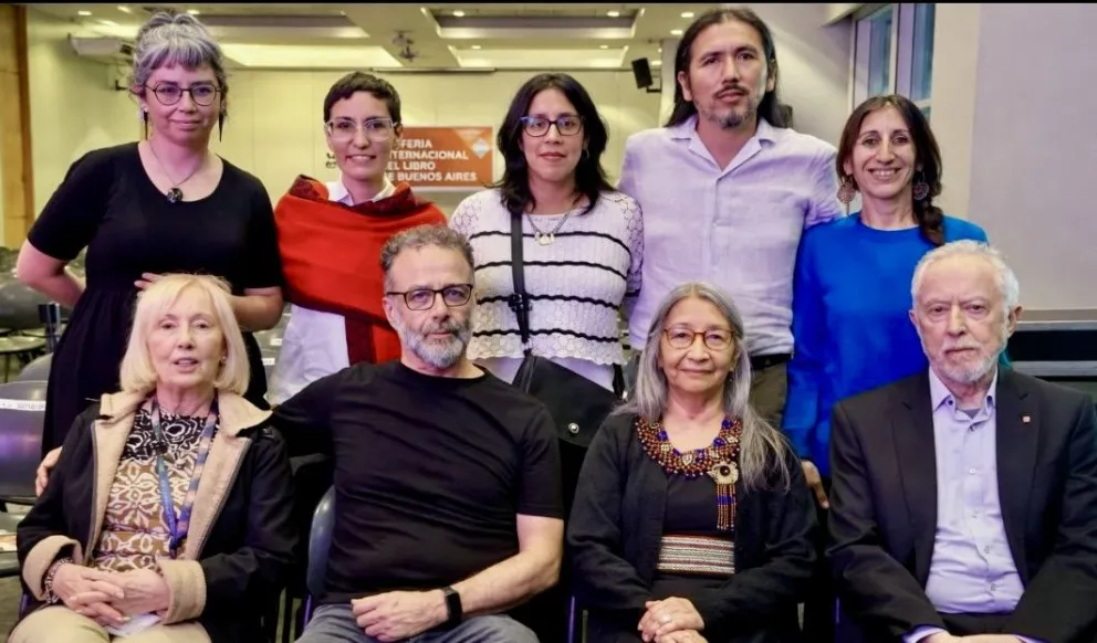 En la fila de arriba de izquierda a derecha: Tamara Padrón, Maira Ávila, Vanesa Gallardo Llancaqueo, Sandro Rodríguez y Viviana Ayilef. Abajo, Sylvia Iparraguirre, Fabián Siccardi, Liliana Ancalao y John Coetzee.