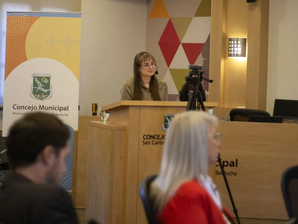 La defensora del pueblo, Mariana Minuth, presente en el concejo deliberante. 