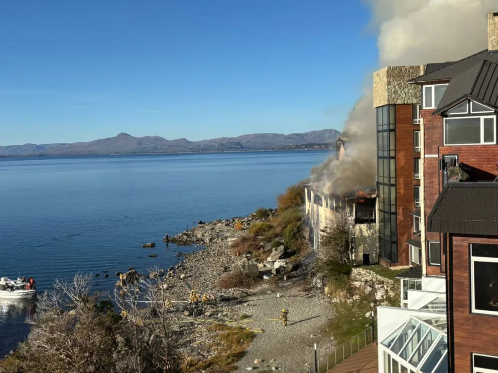 El humo que alertó a los vecinos. Foto Euge Neme 