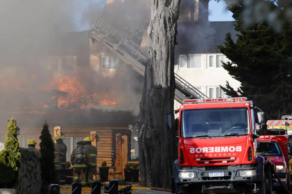 El humo que alertó a los vecinos. Fotos Euge Neme 
