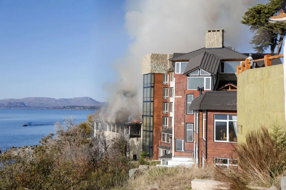 Los momentos donde se iniciaba el incendio. Fotos Euge Neme 