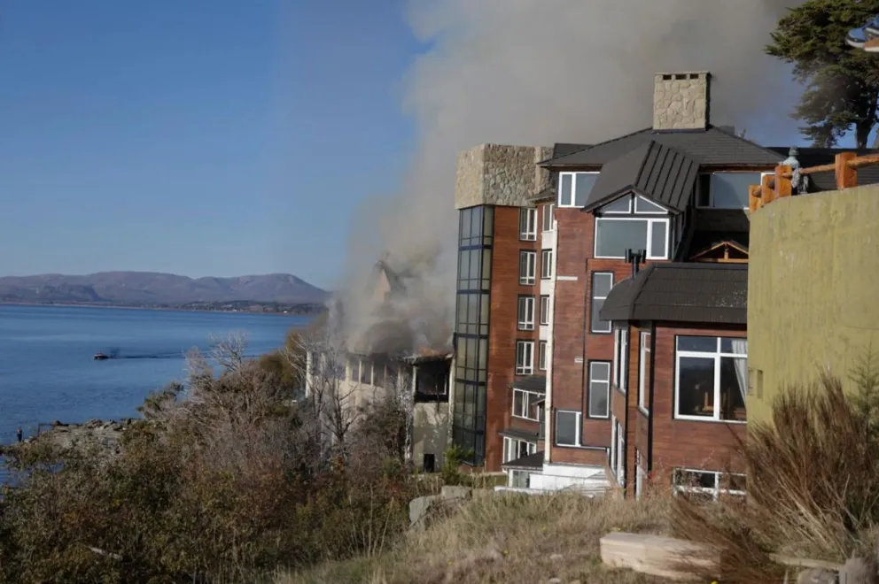 Las tareas de combate del fuego continuaron a lo largo de la madrugada. Imagen de Eugenia Neme.