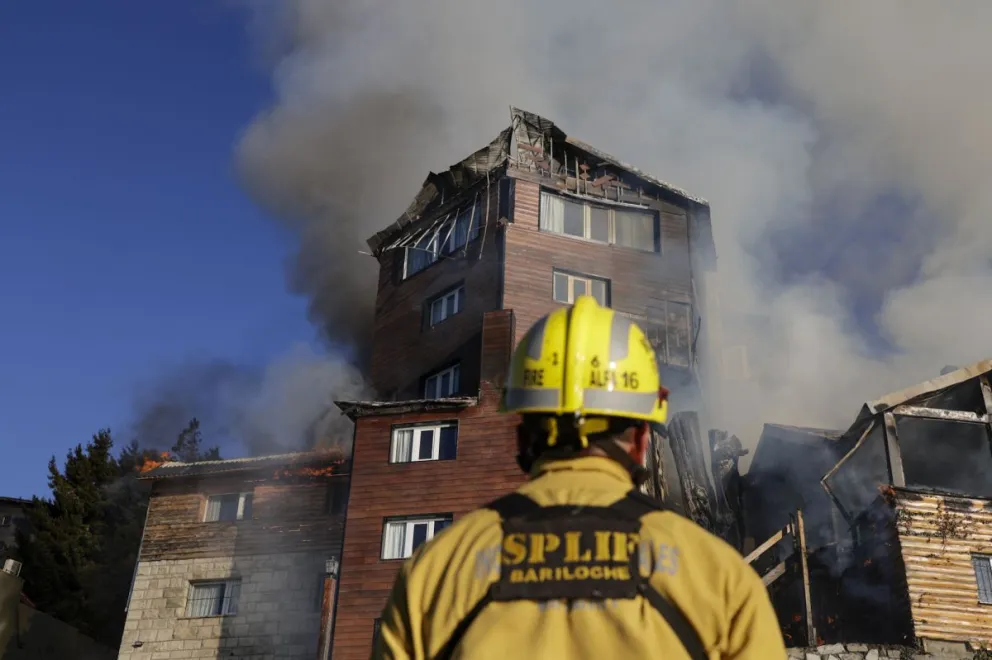 El fuego en el histórico hotel de la ciudad. Fotos Euge Neme 
