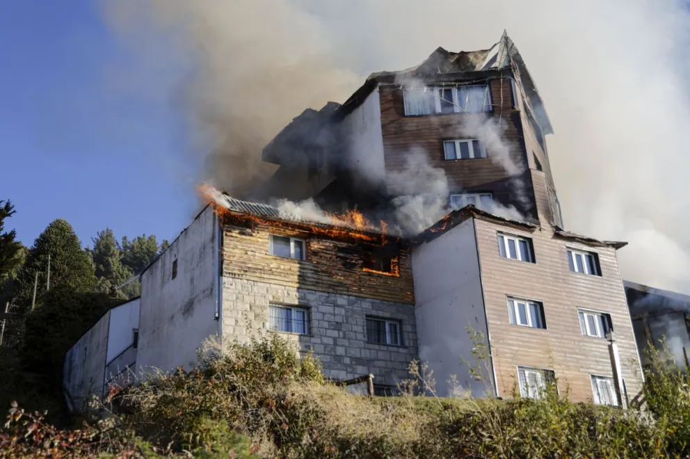 Momentos donde el fuego afectó al complejo hotelero. Fotos Euge Neme 