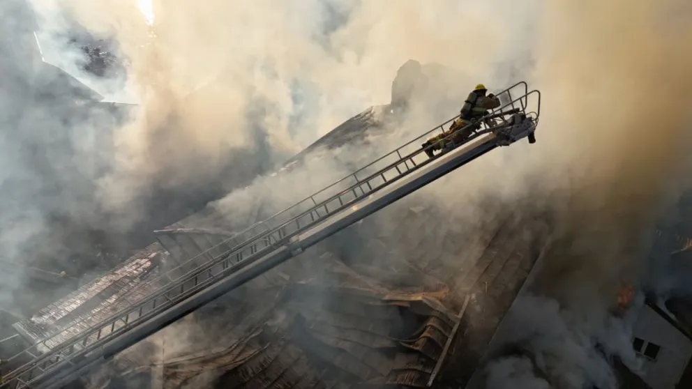 Articuladamente las instituciones de Bariloche hicieron frente al voraz incendio. Fotos y videos gentileza Prensa Bomberos Voluntarios Bariloche.