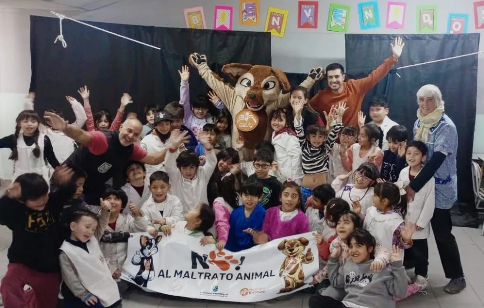 El programa “Sembrando Valores, Protegiendo Vidas” continuará visitando escuelas de distintos barrios de la ciudad. Fotos Municipalidad de Bariloche.