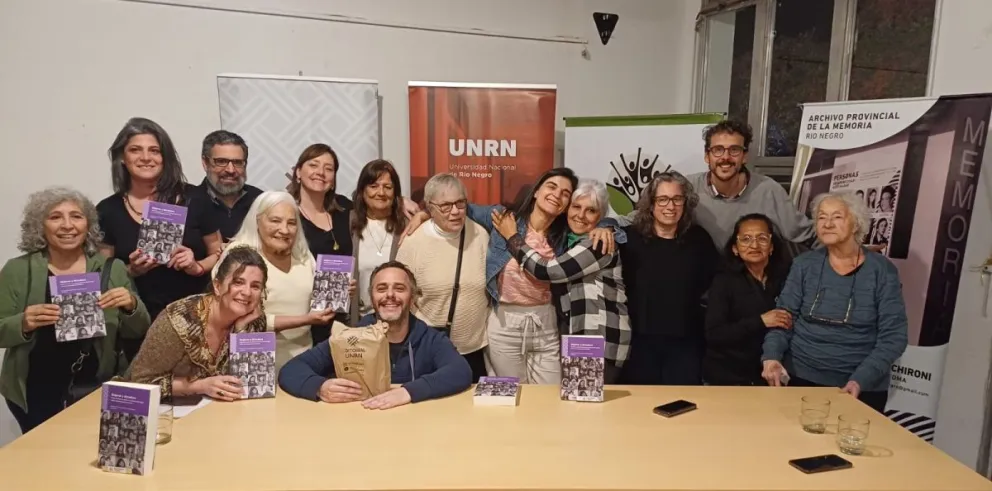 Buena parte de las involucradas en el libro durante la presentación en Viedma. Gentileza: Carlos Espinosa.
