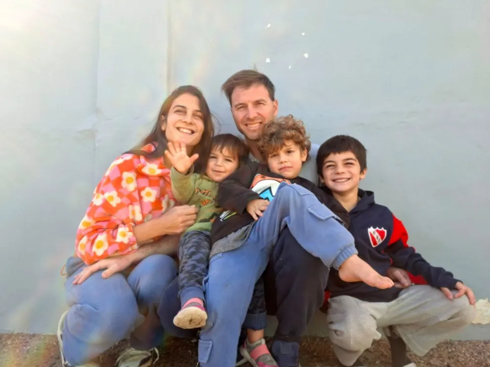 Pablo, junto a su mujer, Guillermina, y los hijos de la pareja. Fotos gentileza.