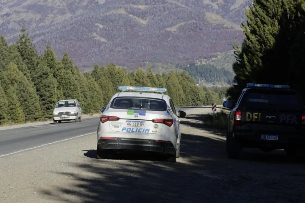 Las fuerzas policiales vuelven a trabajar sobre un área ya registrada. Foto y video de Eugenia Neme.