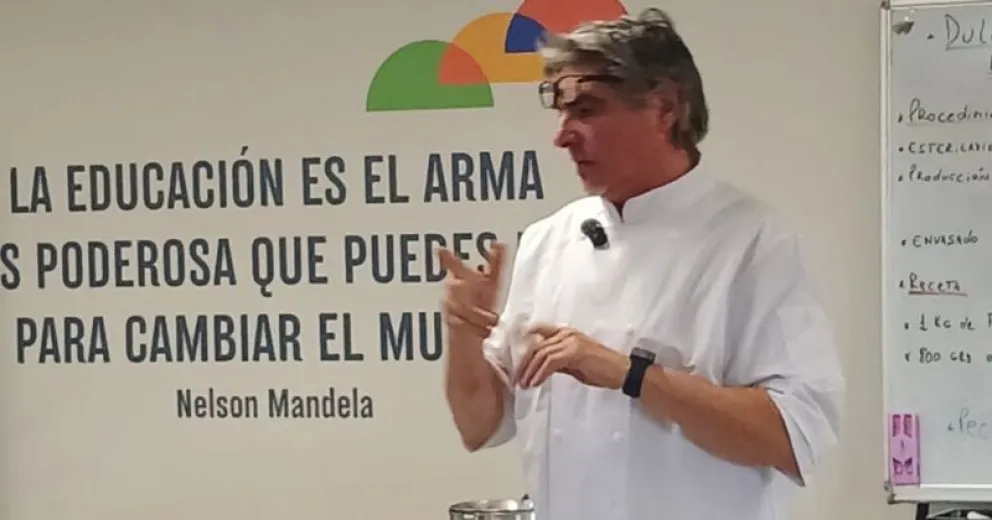 El chef Julián Coste, durante uno de los talleres de cocina que dicta por medio del municipio de Bariloche. 