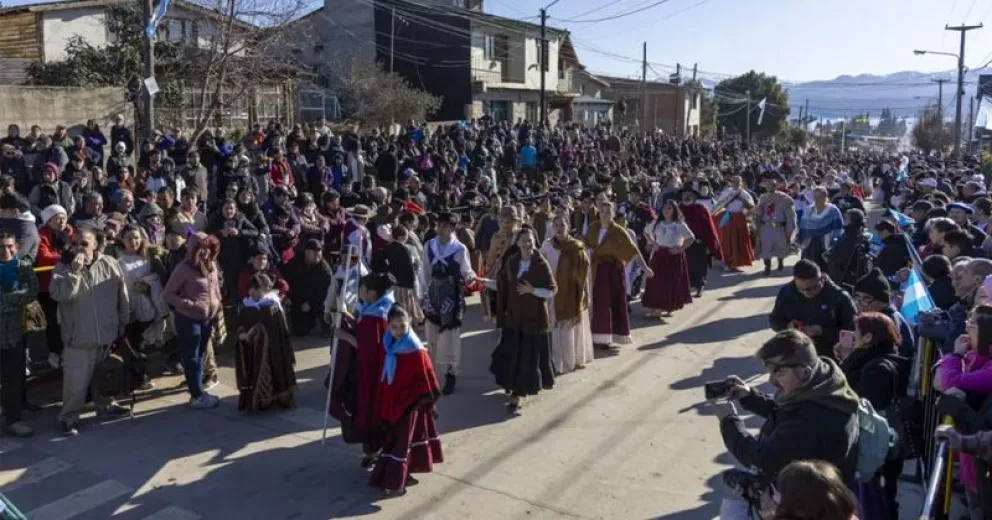 El tradicional baile que se realiza cada 25 de Mayo en nuestra ciudad. Imagen de archivo.