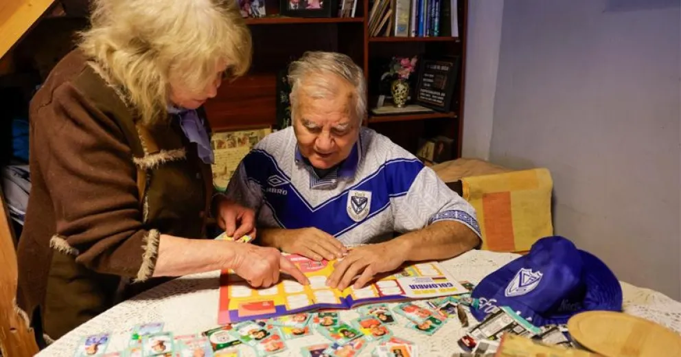 Nacho junto a su compañera de vida viendo dónde colocar las figuritas. Fotos y video de Eugenia Neme.