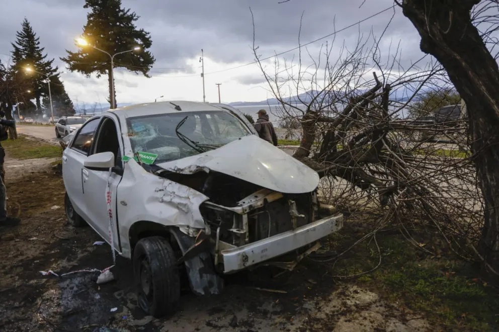 Impactante vuelco en costanera, que suma accidentes por circulación a alta velocidad. Foto: Euge Neme