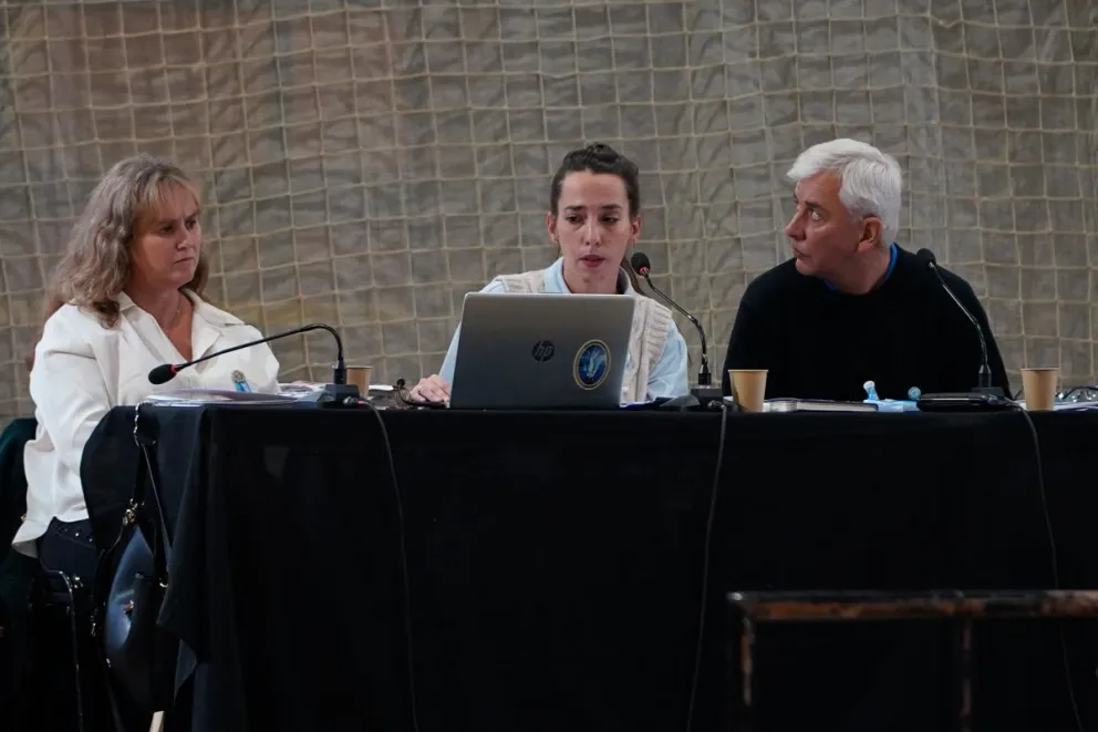 Sofía Maggi presentó un minucioso informe técnico para abrir la audiencia pública por el Cerro Catedral. Foto: Facundo Pardo.