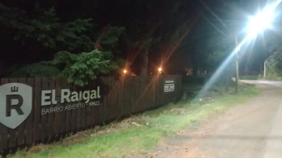 Personal policial y peritos trabajaron en una vivienda del kilómetro 21 de avenida Bustillo tras la denuncia de dos robos ocurridos en madrugadas consecutivas.