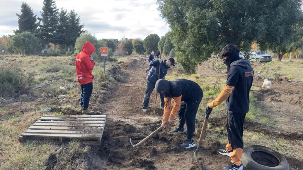 El trabajo se lleva adelante en un predio ubicado en el anexo de la Junta Vecinal de Las Victorias.