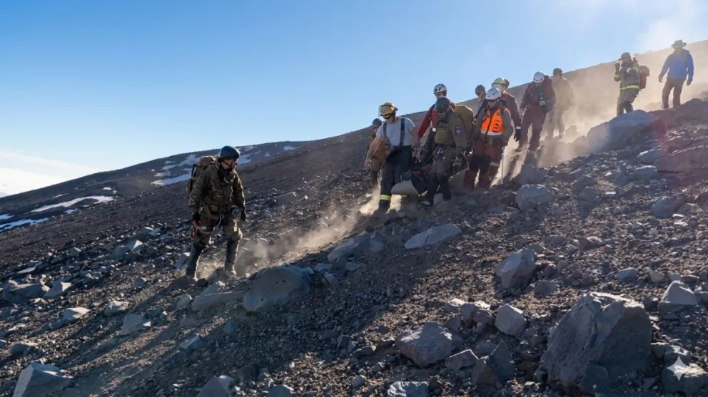 El descenso del cuerpo se realizó de manera escalonada. Foto: Radio Sago. 
