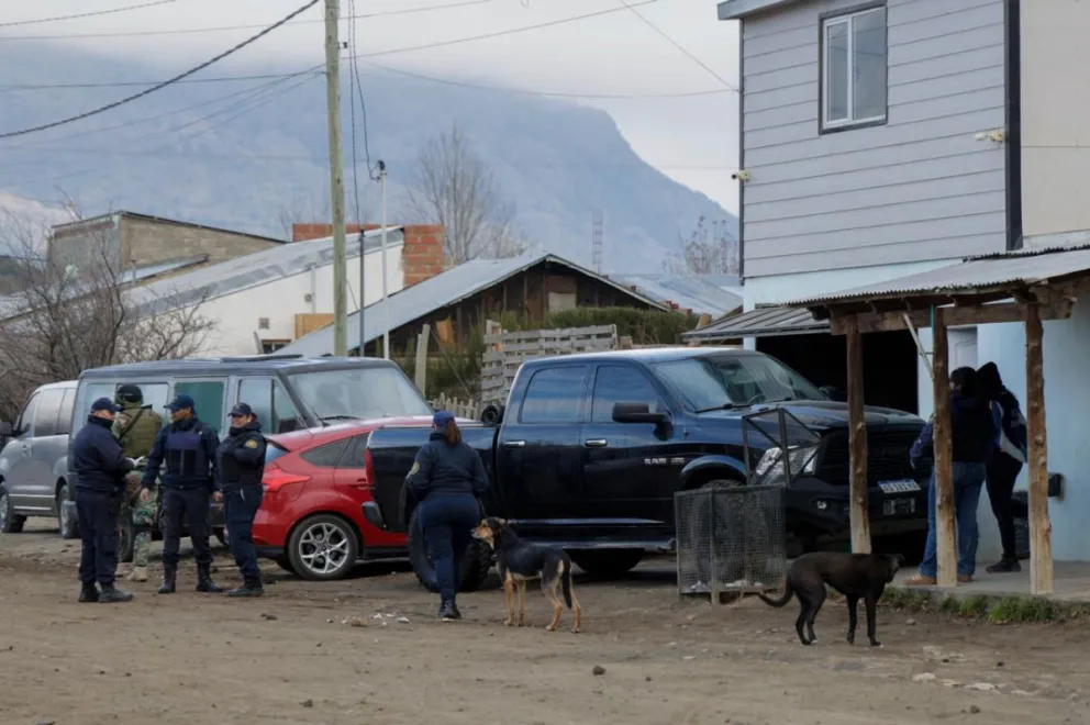 Los allanamientos realizados este sábado en el Alto de Bariloche. Foto de Eugenia Neme.
