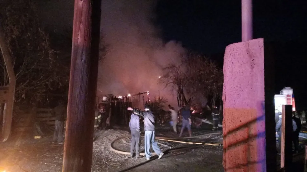 Voraz incendio en un barrio de El Bolsón. Foto: Infochucao