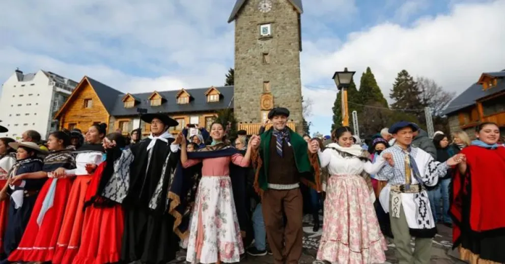 Invitan a la comunidad a celebrar la fecha patria. Imagen ilustrativa.