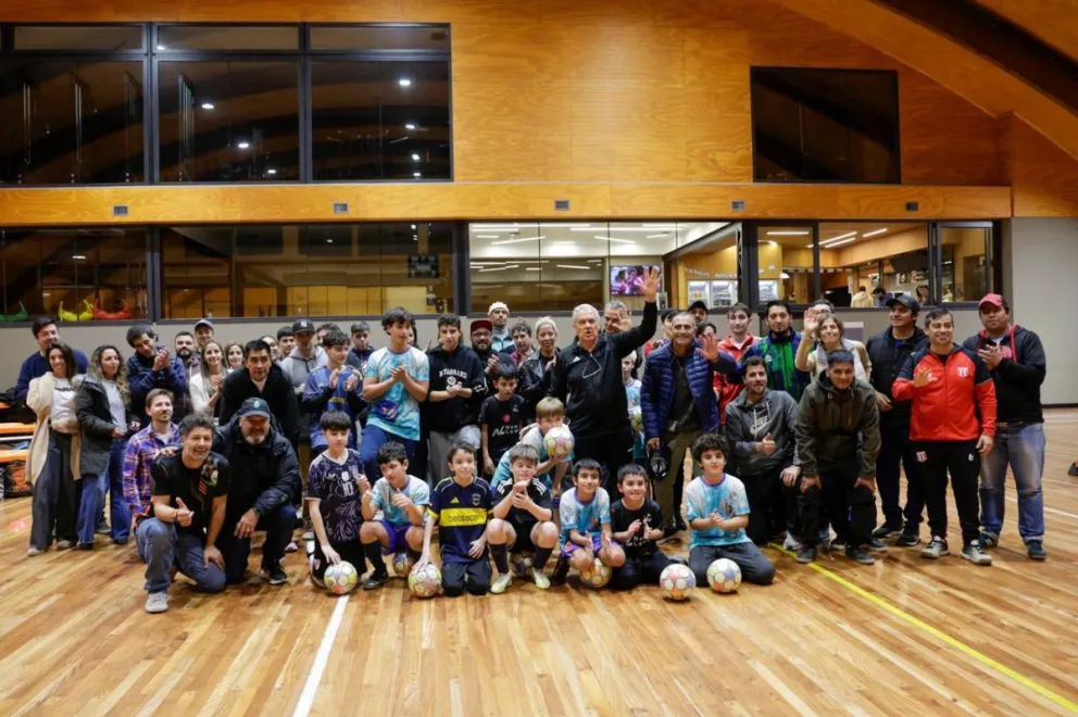 Gran convocatoria en la actividad dedicada a las categorías formativas del fútbol de Bariloche. Fotos gentileza evento. 
