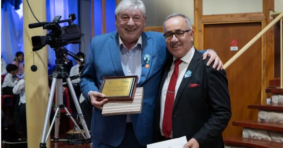 El intendente Walter Cortes junto al pastor anfitrión Claudio Elías Vera.