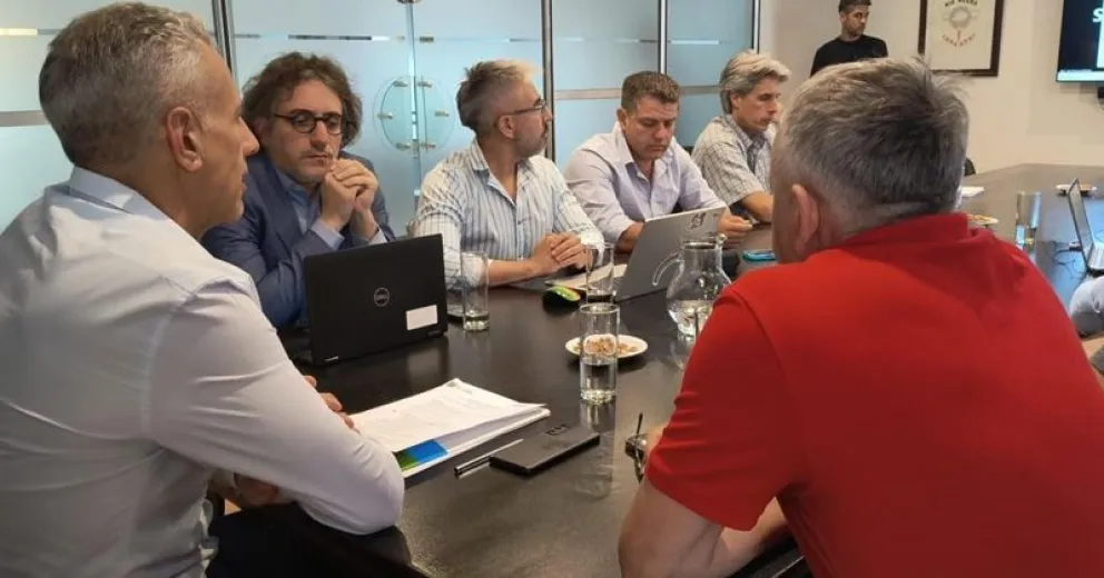 Una de las reuniones llevadas a cabo entre el gobierno de Río Negro recibió y representantes del Banco Interamericano de Desarrollo (BID.