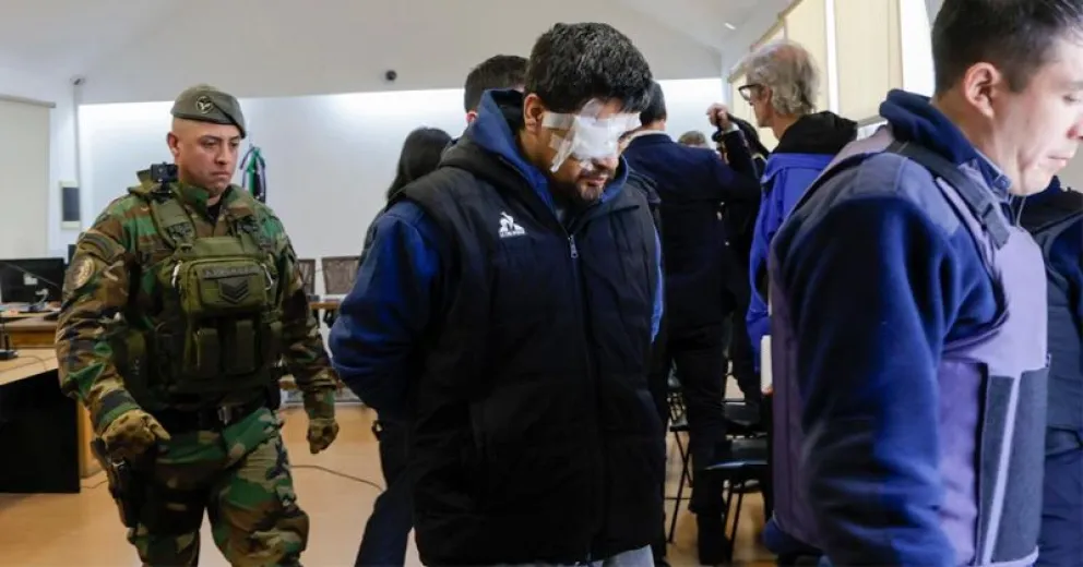 Momento en que el chubutense Franco Alí González es retirado de la sala en Tribunales. Foto de Eugenia Neme.