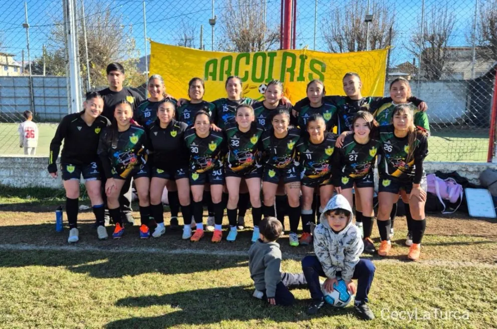 Equipo femenino de Arco Iris, listo para la final. Foto: Cecy La Turca