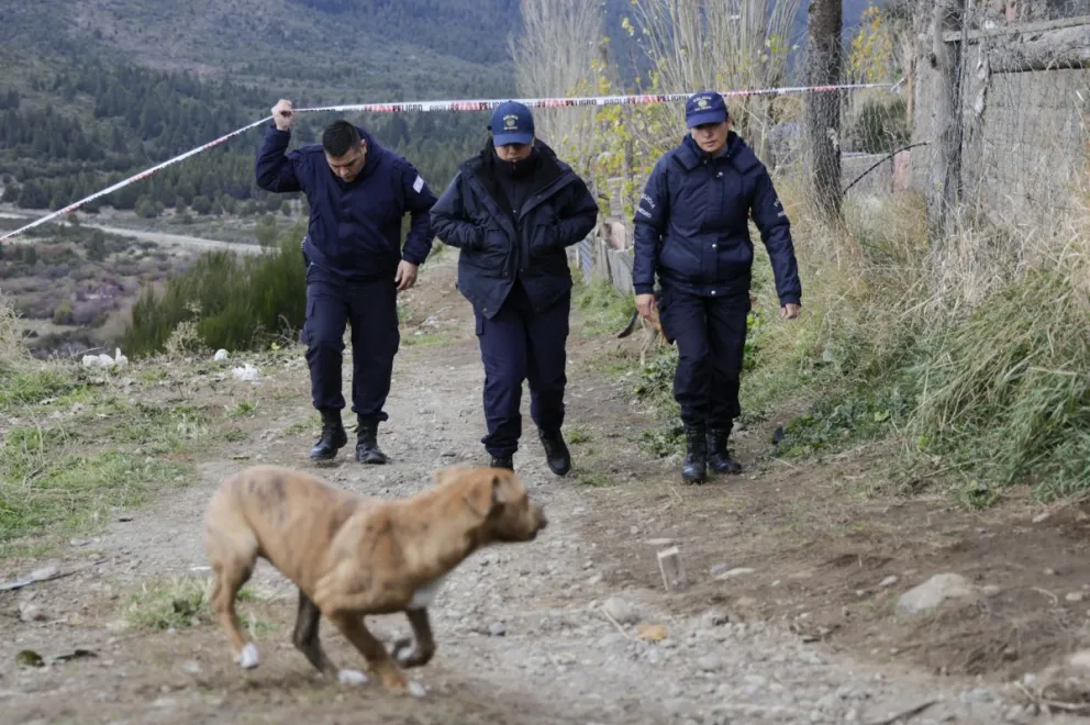 Personal Policial trabajando en el sector donde fueron encontrados los restos de la mujer. Foto de Eugenia Neme.