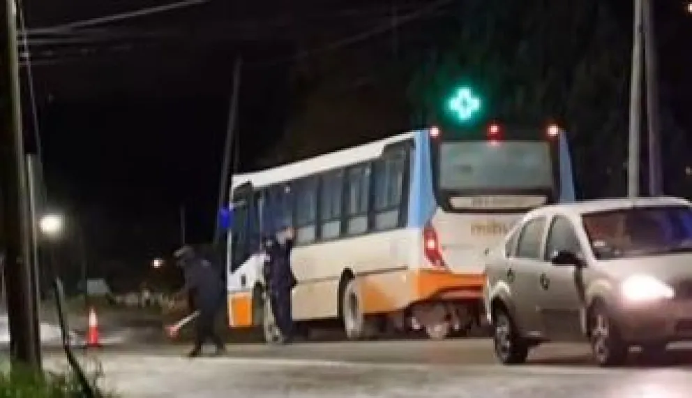 Operativo por accidente vial que involucró a un colectivo de Mi Bus. 