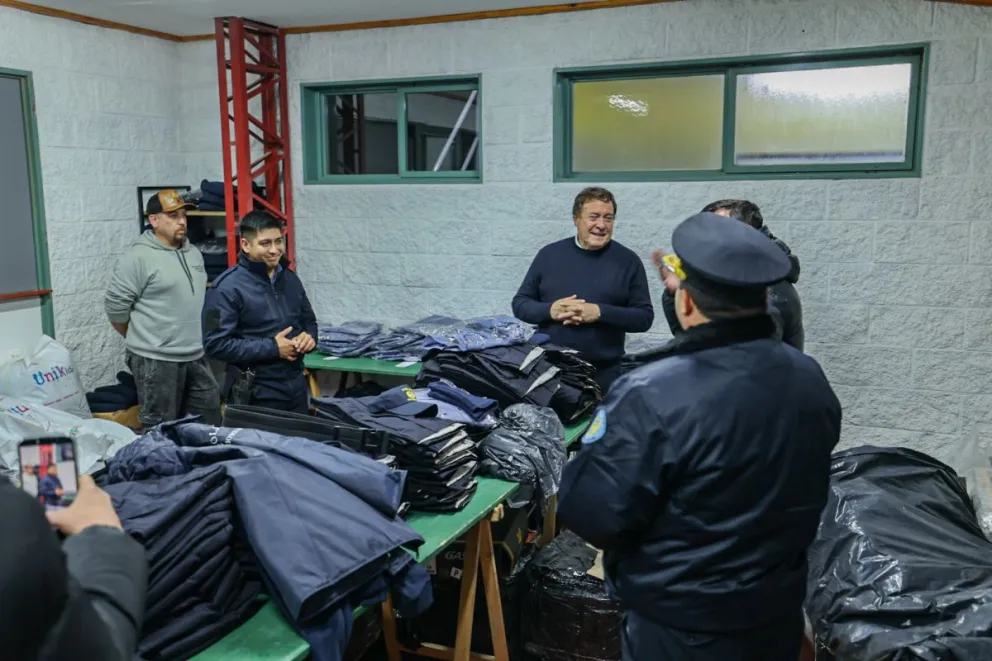 l Gobernador durante la entrega de indumentaria.