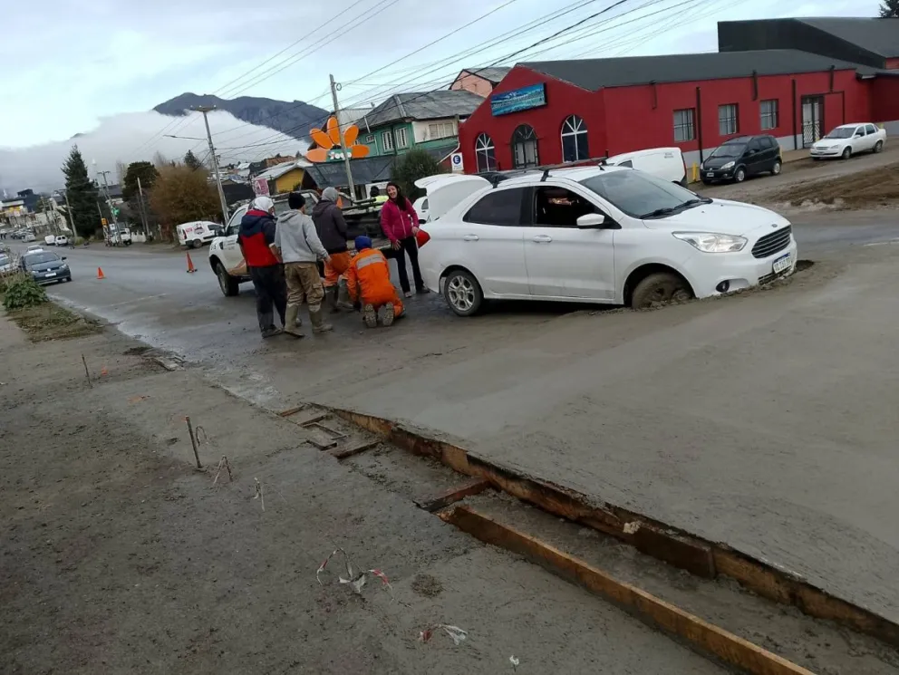 El Ford Fiesta terminó sobre el hormigón fresco de uno de los nuevos reductores de velocidad en Pasaje Gutiérrez.