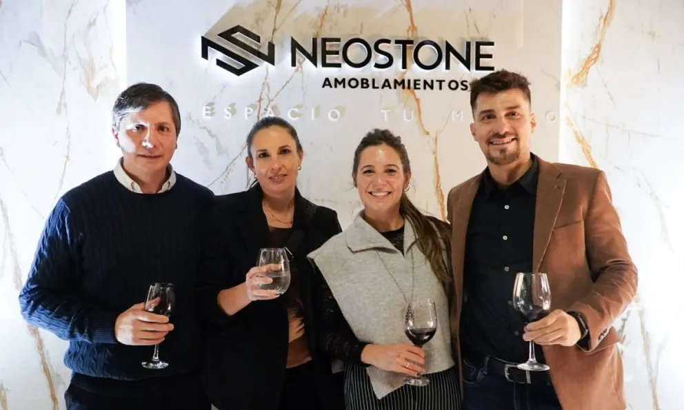 Marcos, Fernanda, Valentina y Emmanuel, los artífices de Neostone, felices en la inauguración del local. Fotos: Facundo Pardo. 