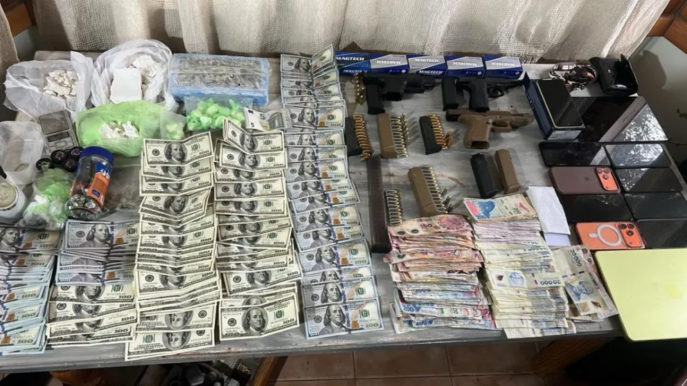 Droga, armas de fuego, teléfonos celulares y dinero en distintas monedas fueron secuestrados durante los allanamientos realizados en Allen y Bariloche.