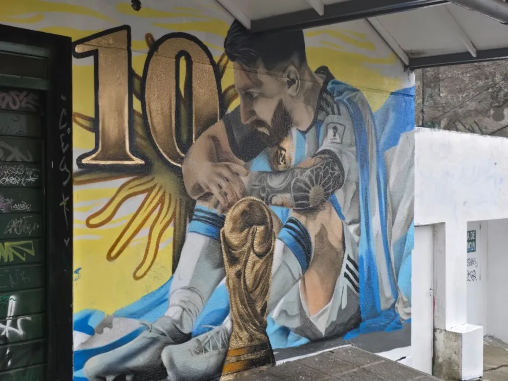 Apareció un mural de Messi en pleno centro de Bariloche, que ya palpita el mundial 2026. 