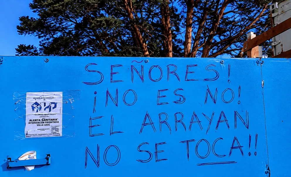 Uno de los carteles que pusieron en la obra en construcción. 