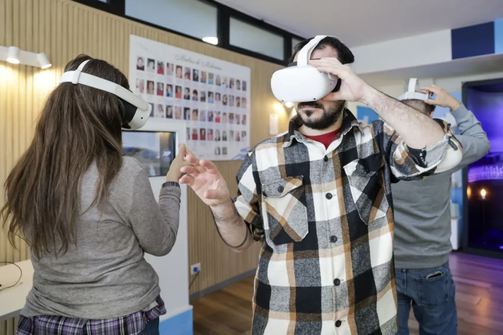 Los responsables del proyecto: Federico Ledesma creador de la experiencia de realidad virtual “Pisar Malvinas” y Ezequiel Fernández, del área audiovisual del Museo Malvinas. Fotos Eugenia Neme.