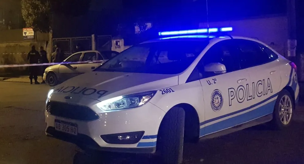 Mientras procedían a la identificación del sospechoso, detectaron la presencia de otro individuo en el interior del comercio. 