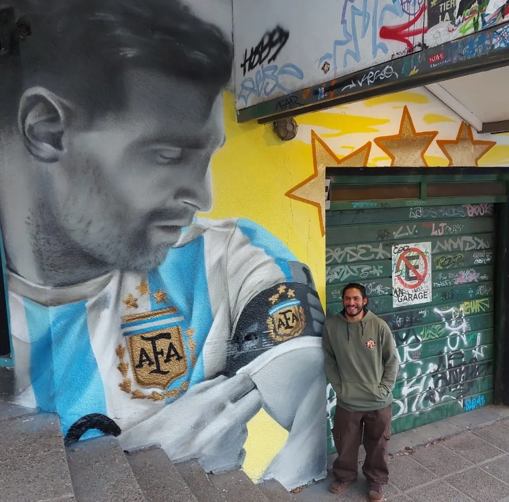 La obra y el artista en la esquina céntrica de Bariloche. 