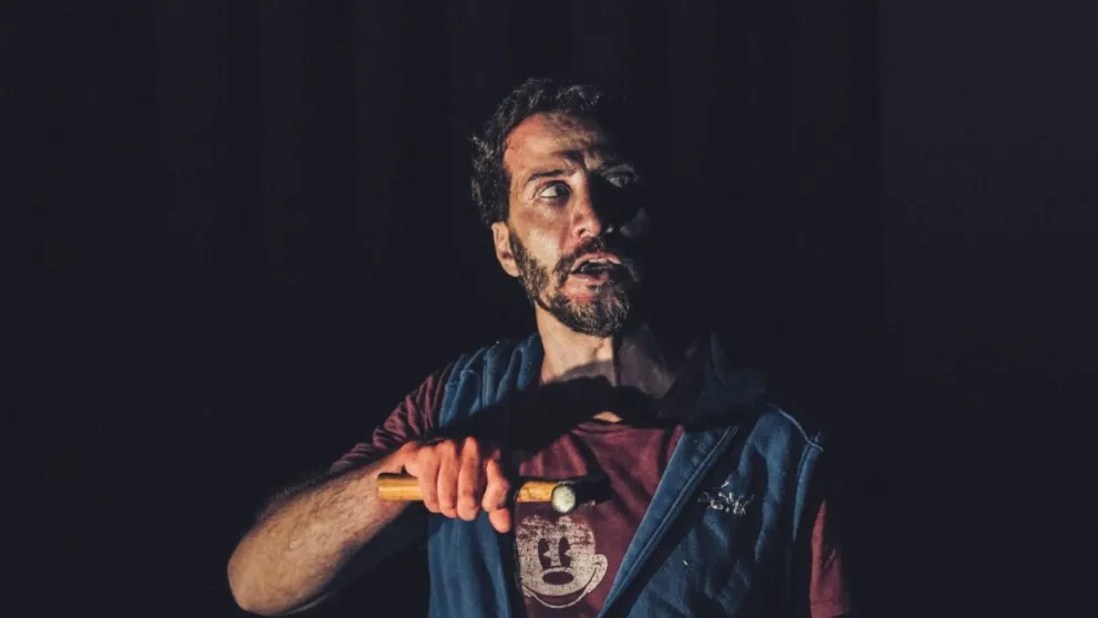 Luciano Cáceres en la piel de René.