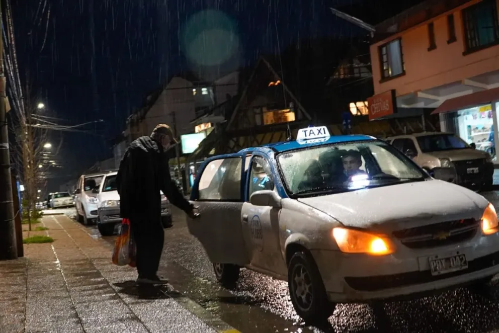 La lluvia en la tarde y noche de Bariloche anuncia el descenso de la temperatura. Fotos: Facundo Pardo. 