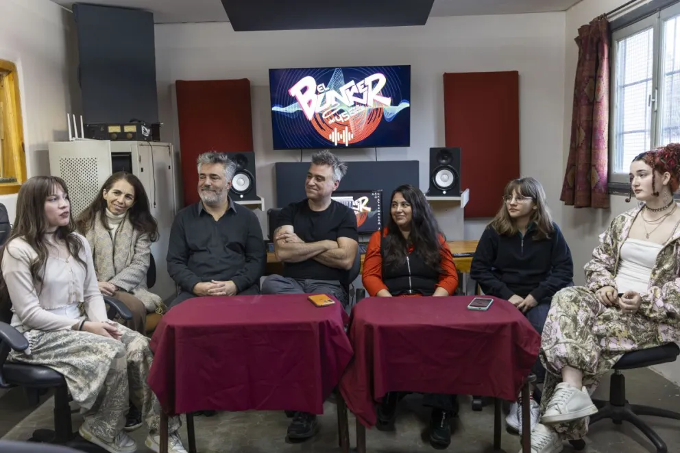 El cuerpo docente y los propios estudiantes explicaron cómo se complementan los saberes académicos con la práctica en el territorio. Fotos Eugenia Neme.