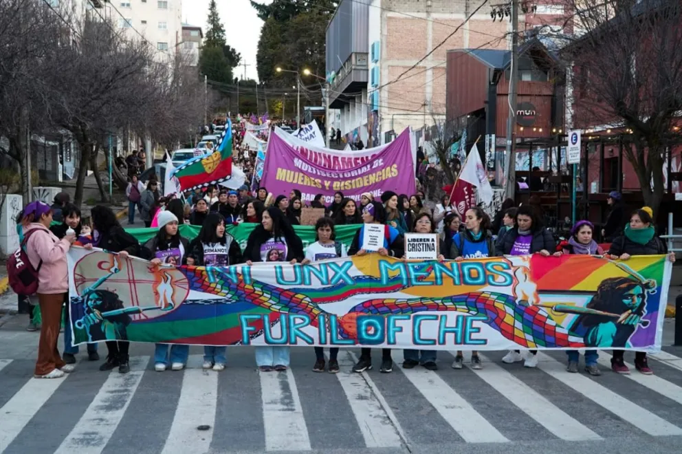 El primer paso de la marcha fue dirigirse al Poder Judicial de Río Negro. Fotos: Facundo Pardo. 