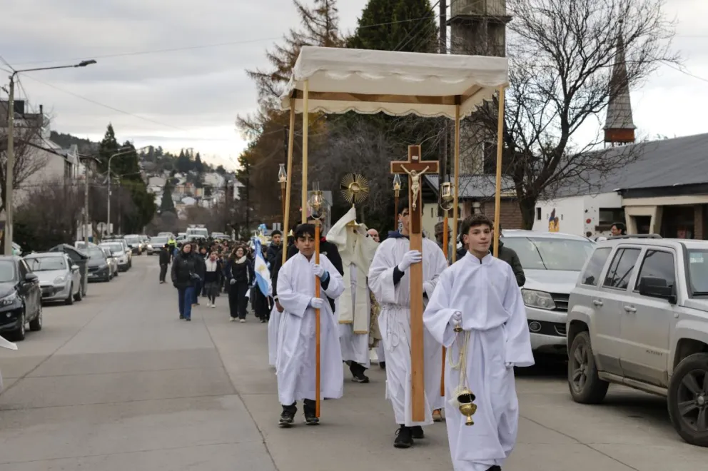 La fiesta de Corpus Christi tuvo su peregrinación en Bariloche (fotos: Eugenia Neme).