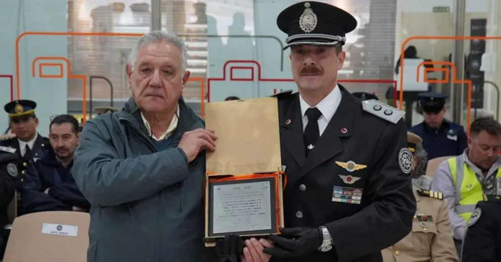 El secretario de Protección Ciudadana, Carlos Madjinca, al momento de realizar la entrega de una placa recordatoria.